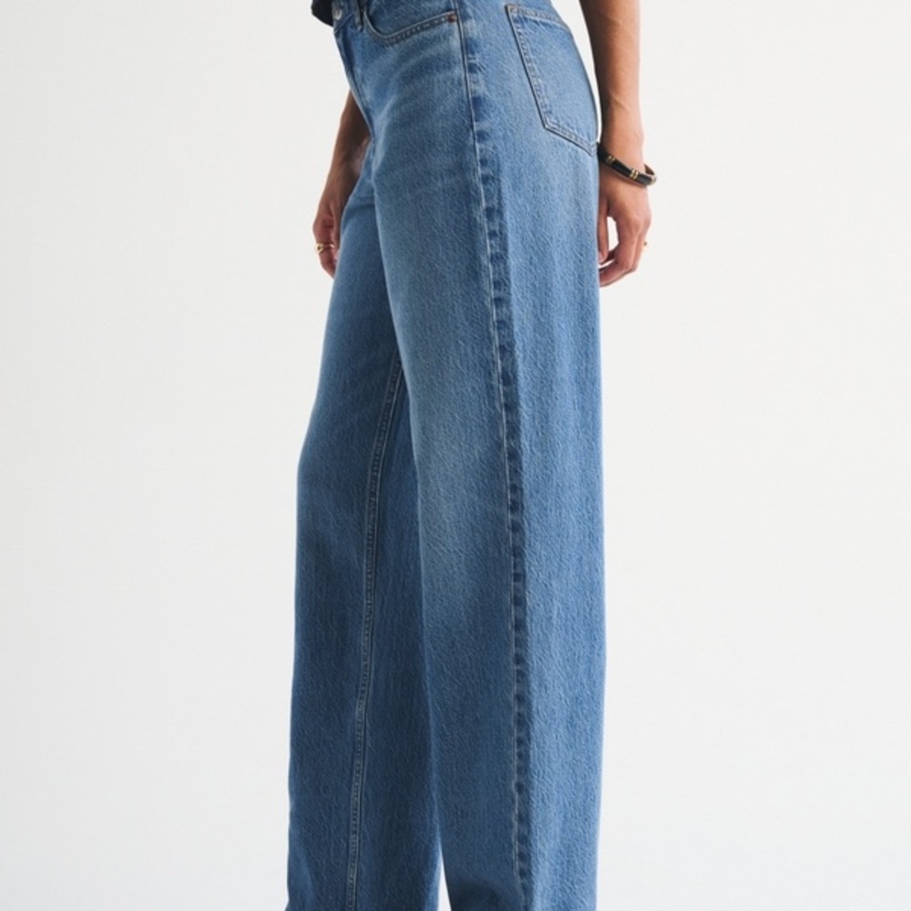 Abercrombie Curve Love High Rise Loose Jeans Medium Wash 31 Short - Picture 2 of 6